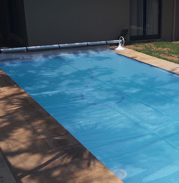 Bubble wrap or foam? What is the best type of summer cover for your swimming  pool?